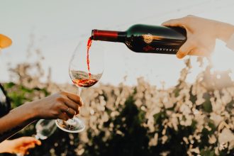 Crise do metanol impulsiona busca por vinho seguro e saudável