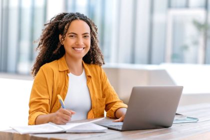 Salário de trainee em 2025: guia aponta alta nos setores de tecnologia