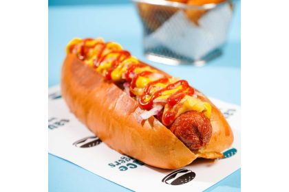 Sauce Burgers lança linha de hot dogs premium com sabores inovadores