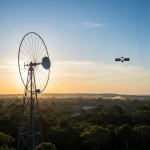 Antena parabólica apontada para o céu azul
