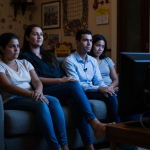 Participantes de reality show em foco, demonstrando emoção.