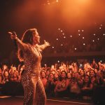 Ivete Sangalo no show 'Ivete Clareou' com logo da Perdigão