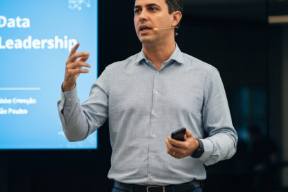 Líderes analisando dados em um painel de controle.