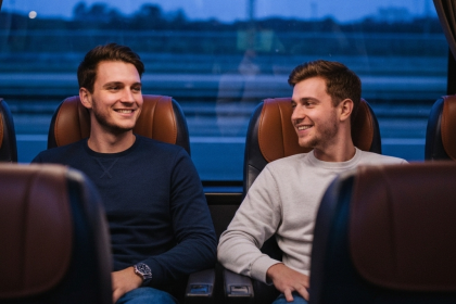 Ônibus rodoviário em estrada ensolarada.