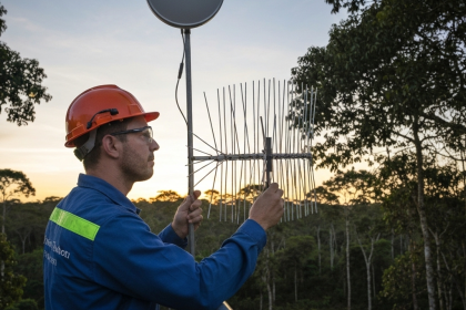 Antena parabólica Starlink em campo aberto, conectada ao serviço da Deutsche Telekom.