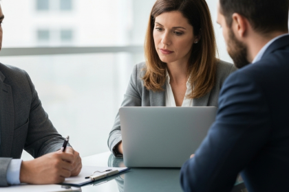 Vendedor analisando microexpressão facial.