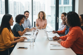Profissionais diversos trabalhando juntos em equipe