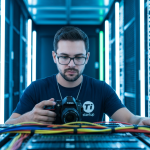 Infraestrutura de nuvem com DNS representado por um globo translúcido.