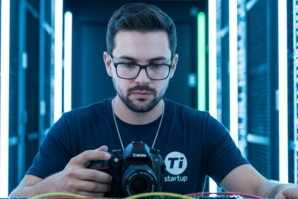 Infraestrutura de nuvem com DNS representado por um globo translúcido.