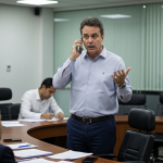 Líder com as mãos na cabeça em sinal de frustração.