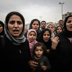 Crianças palestinas em Gaza aguardam ajuda humanitária.
