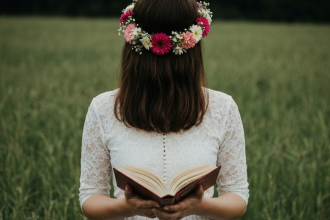 Capa do livro 'Mulher em Queda' de Colleen Hoover