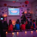 Abóboras de Halloween sorrindo, com legendas em inglês.