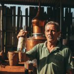 Garrafas de bebida com selo blockchain para rastreabilidade.