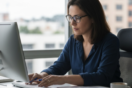 Migração de sistema contábil: profissional analisando dados em um notebook.