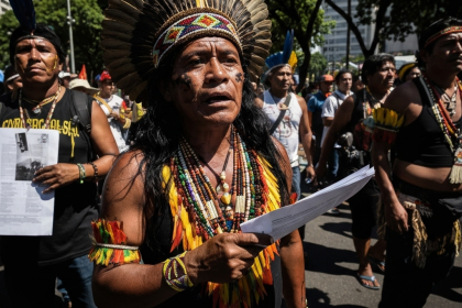 Indígenas protestam em Brasília por demarcação de terras