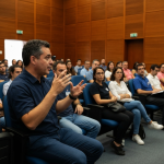 Profissionais de jornalismo debatendo em evento na ESPM Rio.