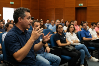 Profissionais de jornalismo debatendo em evento na ESPM Rio.