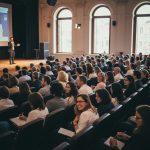 Profissionais de eventos em webinar sobre segurança