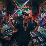 Artistas colaborando em estúdio