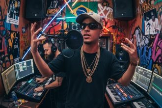 Artistas colaborando em estúdio