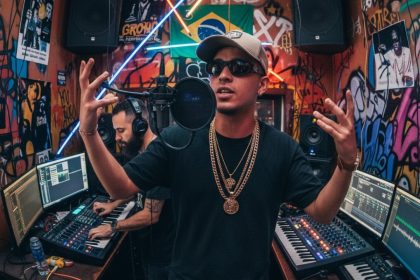 Artistas colaborando em estúdio