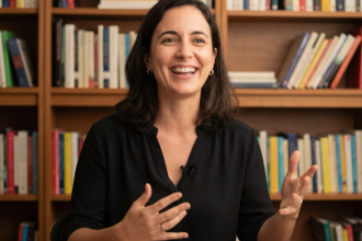 Núria Santos, empresária e mentora, sorrindo.