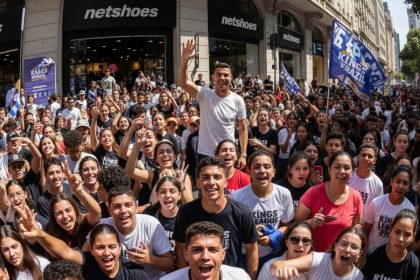 Logotipo da Kings League Brazil e Netshoes em fundo de gramado sintético.