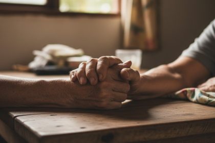 Pessoas se afastando em direções opostas, representando polarização