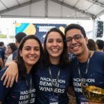 Estudantes da UFPE comemoram vitória no Hackathon Bemobi 2025.