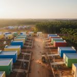 Loteamento urbano com áreas verdes e infraestrutura moderna.