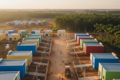 Loteamento urbano com áreas verdes e infraestrutura moderna.