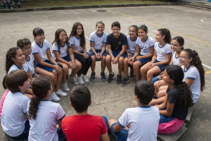 Alunos em sala de aula sorrindo e interagindo.