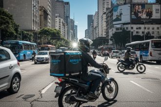 Caixa da Amazon com logo da empresa e fundo com cores vibrantes.