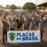 Marceneiro ao lado de moto, prêmio da Placas do Brasil