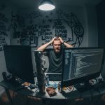 Mulher interagindo com chatbot em um smartphone, representando a inteligência conversacional.