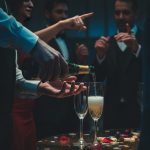 Freelancer exausto em meio a festa luxuosa