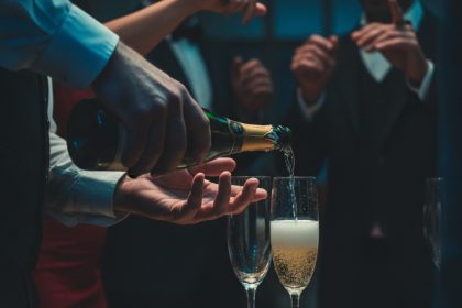 Freelancer exausto em meio a festa luxuosa