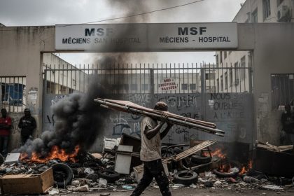 Hospital do MSF fechado em Porto Príncipe devido à violência.