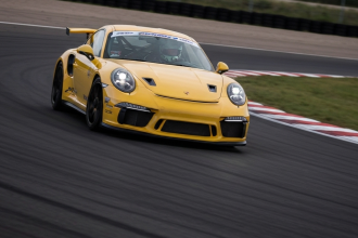 Porsche em alta velocidade no Autódromo Potenza