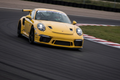 Porsche em alta velocidade no Autódromo Potenza