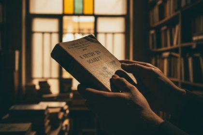 Sherlock Holmes analisando evidências em 'Um Estudo em Vermelho'