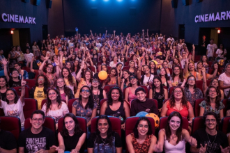 Pôster do filme 'Guerreiras do K-Pop' em exibição especial Sing Along na Cinemark.