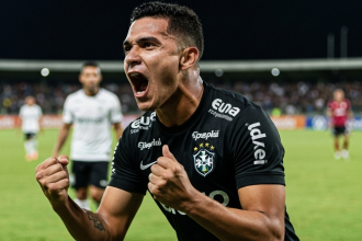 Jogadores disputam lance durante partida da Kings Cup Brazil.