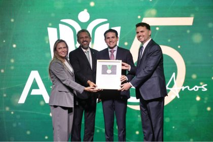 AMIES homenageia personalidades por contribuições à educação