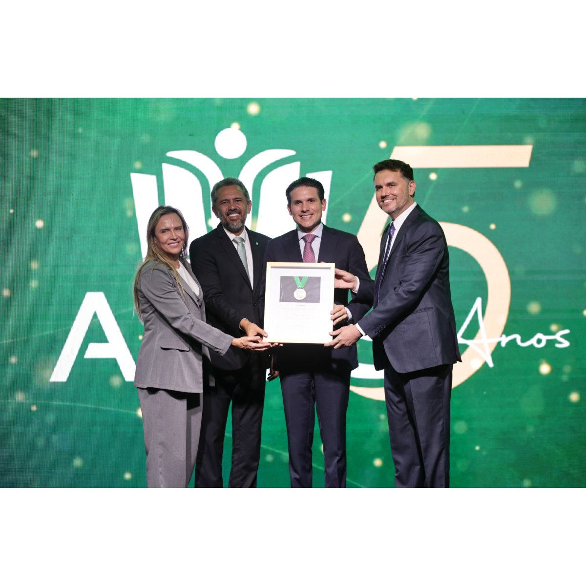 AMIES homenageia personalidades por contribuições à educação