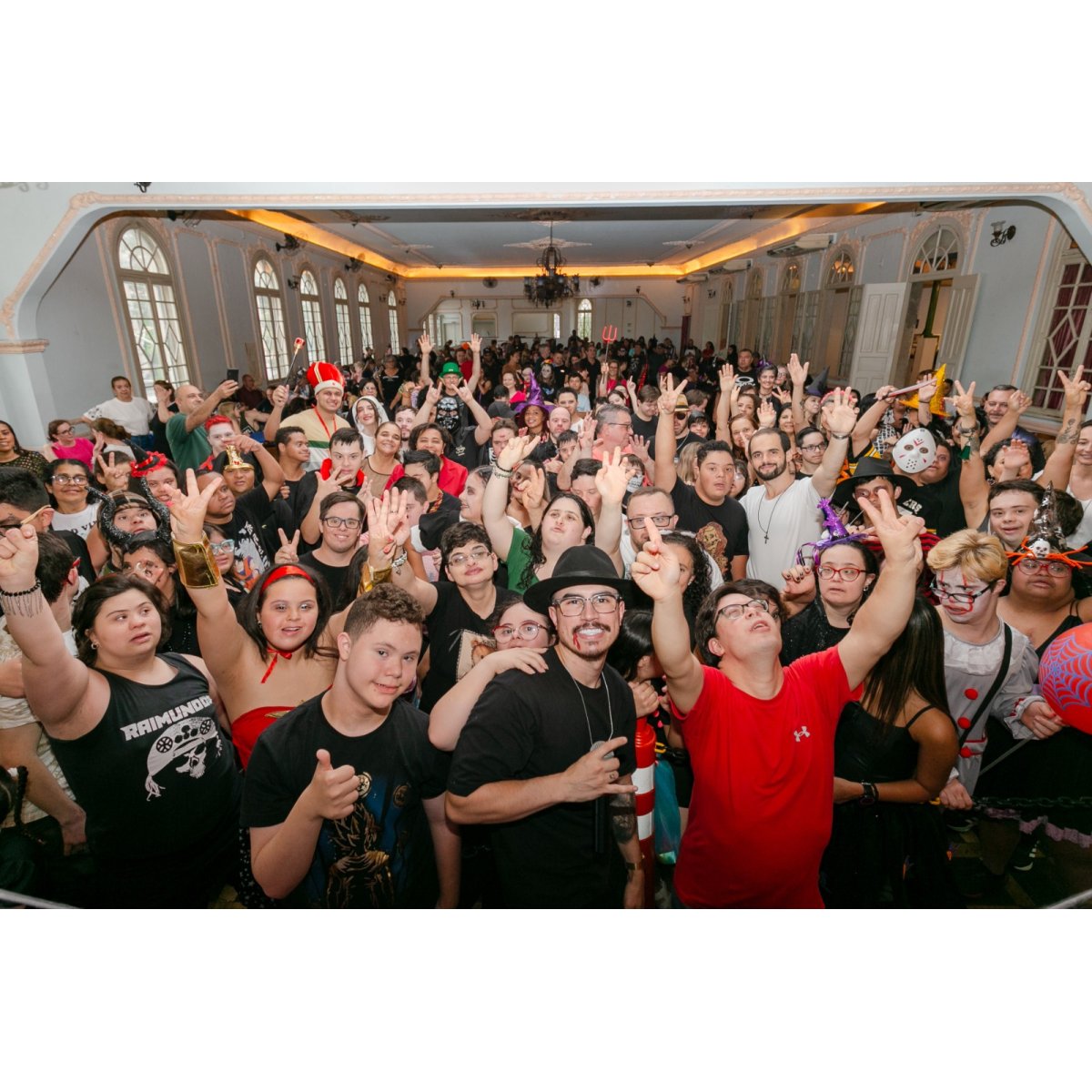 Balada à fantasia para pessoas com Síndrome de Down agita SP