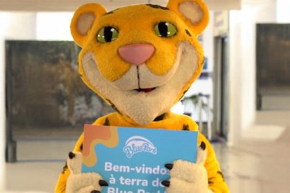 Blue Park surpreende turistas com mascotes no aeroporto de Foz