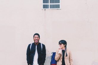 Bom humor, e não só beleza, excita, revela pesquisa sobre sexo