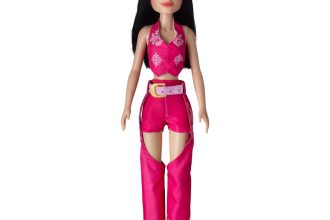 Boneca de Ana Castela chega ao mercado infantil